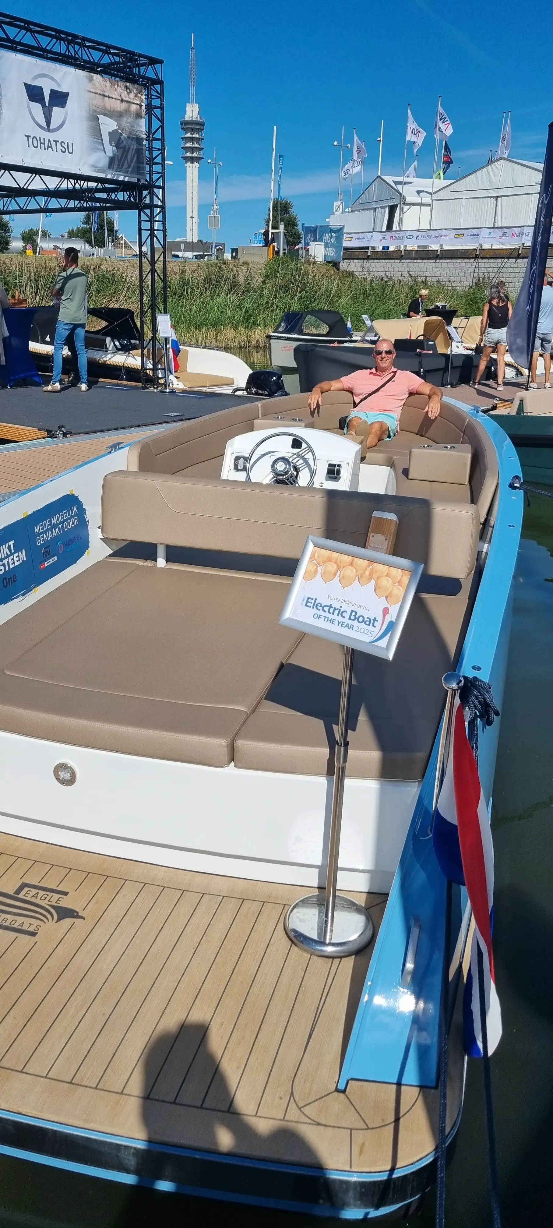 Eagle 25TS - Background 3